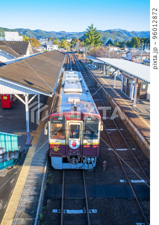 大間々駅　ディーゼル電車　わたらせ渓谷鉄道　初秋の風景　 96012872