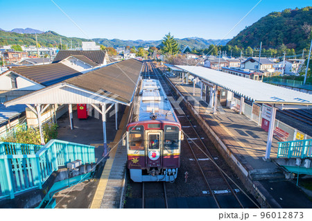 大間々駅　停車中のディーゼル電車　わたらせ渓谷鉄道　初秋の風景　 96012873