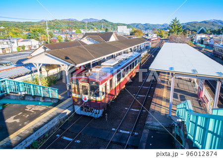 大間々駅　停車中のディーゼル電車　わたらせ渓谷鉄道　初秋の風景　 96012874