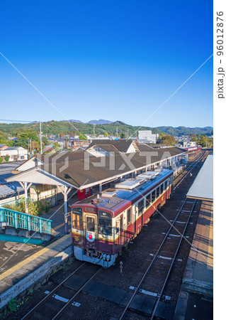 大間々駅 停車中のディーゼル電車 わたらせ渓谷鉄道 初秋の風景  大間々駅 停車中のディーゼル電車 わたらせ渓谷鉄道 初秋の風景  96012876