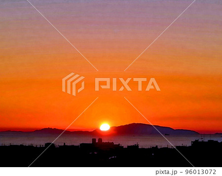 瀬戸内の播磨灘に沈む「夕日・夕焼け」水彩画風 96013072