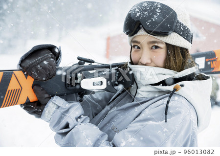 スキー場でスキーを担いで立つ女性 96013082