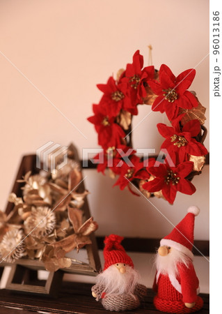 クリスマスイメージツリーとサンタクロース 96013186