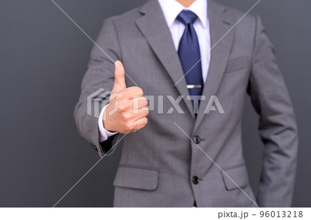 グッドサインをするビジネスマン 96013218