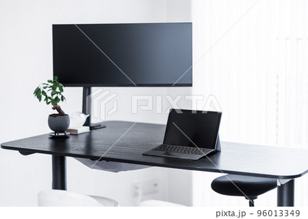 ノートパソコンと外部モニタがある仕事環境 96013349
