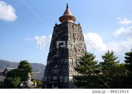 京都：秋の妙満寺の仏舎利大塔 96013914