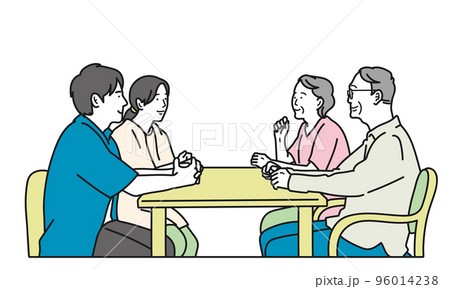 笑顔で会話する若夫婦と老夫婦	 96014238