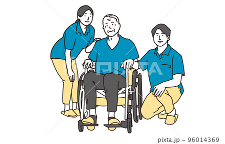 高齢者と男女の介護士	 96014369