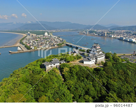 三方を美しい海と川に囲まれた唐津城の空撮 三方を美しい海と川に囲まれた唐津城の空撮 96014487