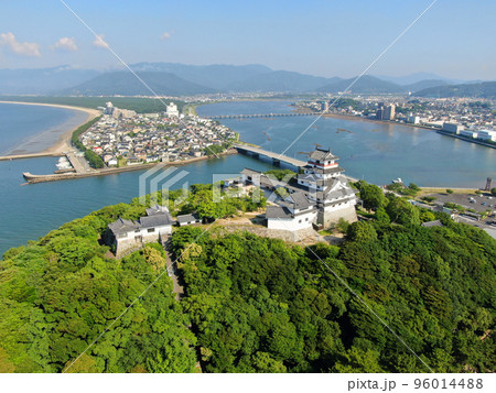 三方を美しい海と川に囲まれた唐津城の空撮 三方を美しい海と川に囲まれた唐津城の空撮 96014488