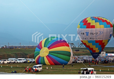 気球に突入する早朝のJR九州の普通電車 96015269