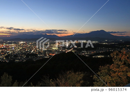 黄昏時に鹿島精一記念展望台から望む風景 96015374