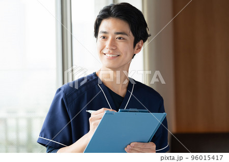 カウンセリングをする医療従事者の男性 96015417