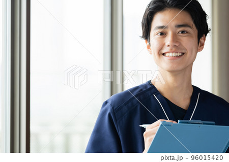 カウンセリングをする医療従事者の男性 カウンセリングをする医療従事者の男性 96015420