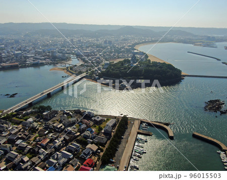 三方を美しい海と川に囲まれた唐津城の空撮 三方を美しい海と川に囲まれた唐津城の空撮 96015503