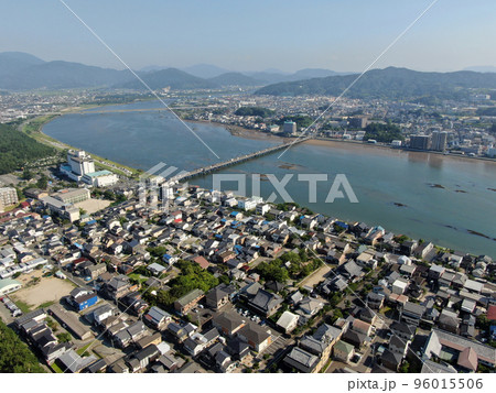 唐津市の市街地を流れる松浦川の空撮 唐津市の市街地を流れる松浦川の空撮 96015506