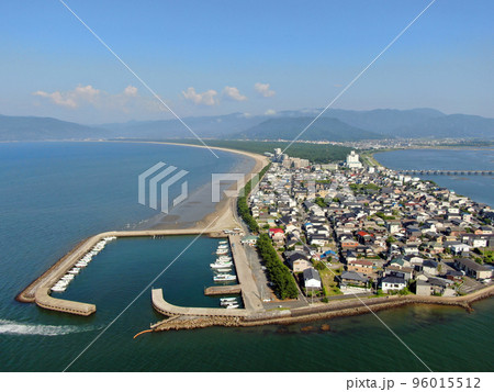 唐津市のシンボル、虹ノ松原と浜崎海岸の空撮 96015512