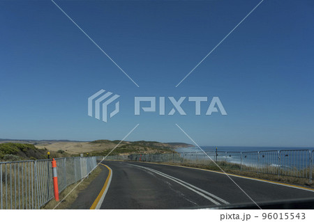 世界一美しいグレイトオーシャンロードから見える草原と海の中を走る道路・オーストラリア 96015543