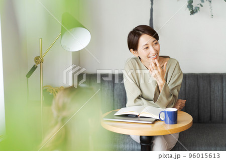 30代女性ポートレート 96015613