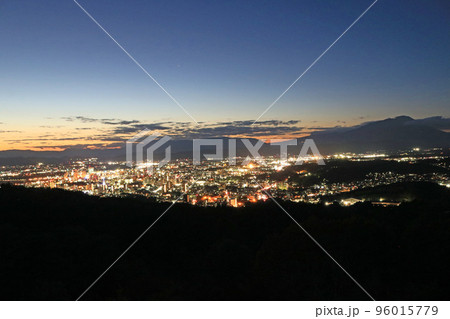 黄昏時に岩山展望台から望む風景 黄昏時に岩山展望台から望む風景 96015779