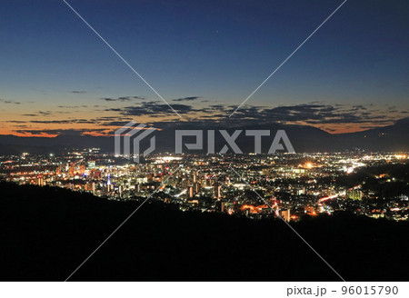 岩山展望台から望む夜景、盛岡の街並み 96015790
