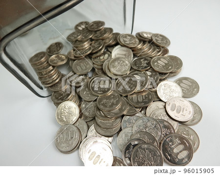 500円玉貯金箱を開けた様子 500円玉貯金箱を開けた様子 96015905