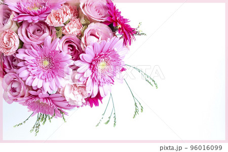 華やかな印象の花束素材 96016099