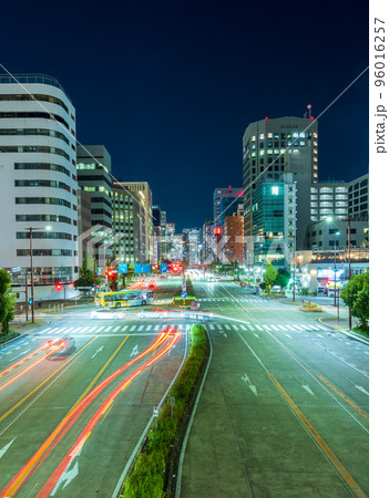 大都会を走る車の夜景イメージ｜愛知県名古屋市 96016257