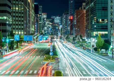 大都会を走る車の夜景イメージ｜愛知県名古屋市 96016264