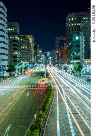 大都会を走る車の夜景イメージ｜愛知県名古屋市 96016266