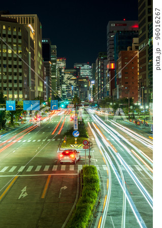 大都会を走る車の夜景イメージ｜愛知県名古屋市 96016267