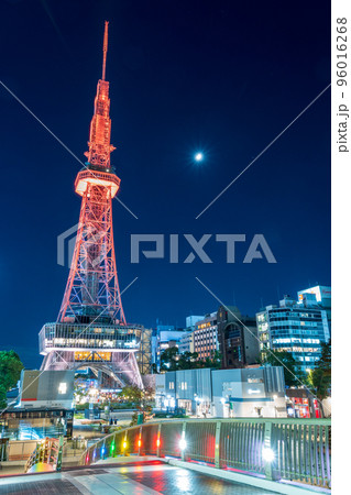 晴れの夜空に月とライトアップされたタワーと街明りが輝く夜景｜愛知県名古屋市 96016268