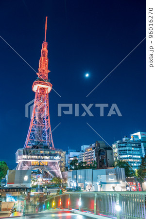 晴れの夜空に月とライトアップされたタワーと街明りが輝く夜景｜愛知県名古屋市 96016270