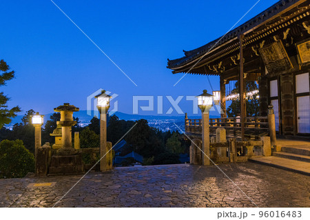 東大寺二月堂の夜明け 燈籠越しの遠景 東大寺二月堂の夜明け 燈籠越しの遠景 96016483