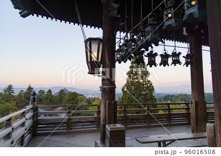 東大寺二月堂の夜明け 舞台の燈籠越しに良弁杉や生駒山を見る 東大寺二月堂の夜明け 舞台の燈籠越しに良弁杉や生駒山を見る 96016508
