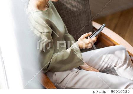 スマホを持つ女性 スマホを持つ女性 96016589