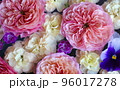 バラとカーネーション。やさしい色合いの花の背景 96017278