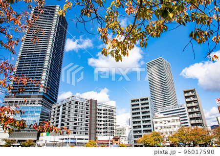 広島駅南口の市街地風景です。ビッグフロントビルや猿猴橋界隈の市街地が見えます。広島県。 広島駅南口の市街地風景です。ビッグフロントビルや猿猴橋界隈の市街地が見えます。広島県。 96017590