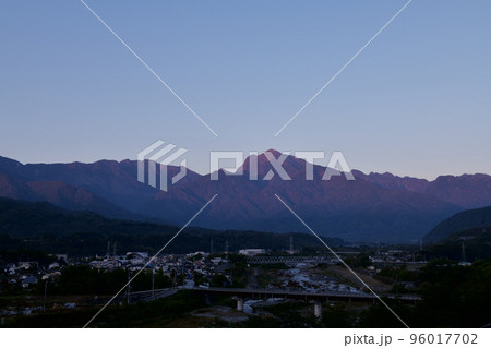 北杜市武川町、明け行く南アルプス甲斐駒ヶ岳と武川町の街 北杜市武川町、明け行く南アルプス甲斐駒ヶ岳と武川町の街 96017702