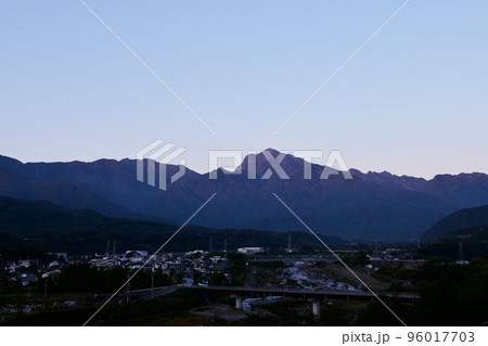 北杜市武川町、明け行く南アルプス甲斐駒ヶ岳と武川町の街 96017703