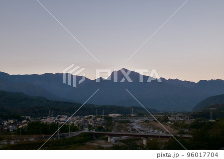 北杜市武川町、明け行く南アルプス甲斐駒ヶ岳と武川町の街 96017704