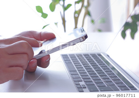 スマホを操作する人の手元 96017711