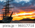 夕焼けと日本丸 96017718