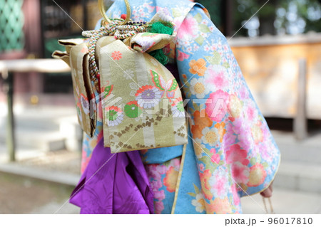 七五三で神社に参拝する7歳の女の子 七五三で神社に参拝する7歳の女の子 96017810