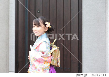 着物で参拝に出掛ける7歳の女の子 96017811