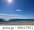 飛行機雲がある空と海 96017951