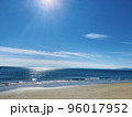 飛行機雲がある空と海 96017952