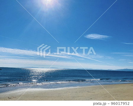 飛行機雲がある空と海 96017952