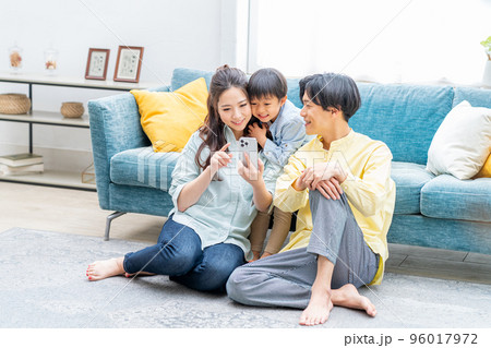 スマホを見る仲良し家族 96017972