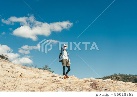 登山をする女性 登山をする女性 96018265